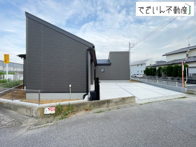 【前面道路含む現地写真】 | Livele Garden.S熊谷市肥塚第3　【平屋】新築住宅 | ≪1号棟≫穏やかな佇まいが、家族の新しい日常を優しく包み込む。静かな街並みに、安心して子育てできる環境が整っています。
現地(2026年8月撮影)