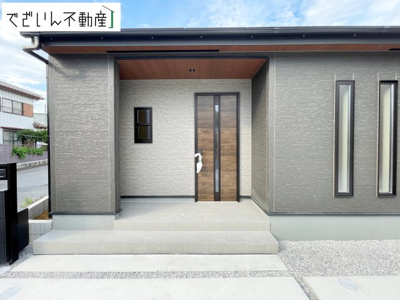【外観】 | Livele Garden.S熊谷市肥塚第3　【平屋】新築住宅 | ≪1号棟≫清潔感溢れる玄関がお出迎えする本邸宅の物語は、ここから始まる日常を期待させます。この場所には「希望」と「優越」で包み込んでくれる「特別」な空間があります。
現地(2026年8月撮影)