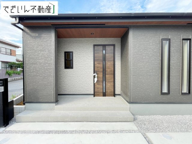【外観】 | Livele Garden.S熊谷市肥塚第3　【平屋】新築住宅 | ≪1号棟≫清潔感溢れる玄関がお出迎えする本邸宅の物語は、ここから始まる日常を期待させます。この場所には「希望」と「優越」で包み込んでくれる「特別」な空間があります。
現地(2026年8月撮影)