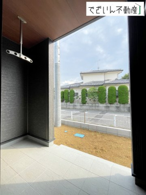 【外観】 | Livele Garden.S熊谷市肥塚第3　【平屋】新築住宅 | ≪1号棟≫物干しができるテラススペースがあります。
現地(2026年8月撮影)