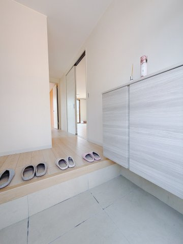【中古戸建】安中市安中4丁目の玄関|■玄関｜毎日の「いってらっしゃい」や「お帰りなさい」を大切なご家族と過ごす玄関は〈使いやすさ〉を追求しております。玄関横の物入は急な来客時でもさっとお片付けできるスペースを確保しています。