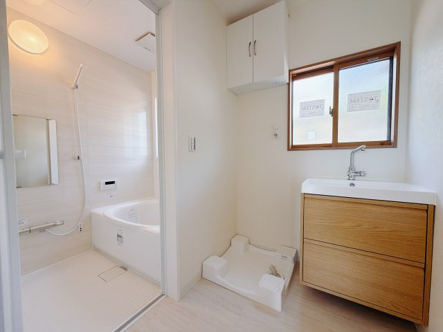 【中古戸建】安中市安中4丁目の独立洗面台|■洗面室｜ゆとりのある洗面脱衣室ではお子様と並んで歯磨きもできるので一緒に成長を楽しめます♪ひろびろとした洗面室で、朝の準備も楽しくなります☆.*