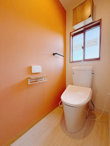 【中古戸建】安中市安中4丁目のトイレ|■トイレ｜1階・2階にもトイレがついています。オシャレなアクセントクロス・窓付きはポイントです♪