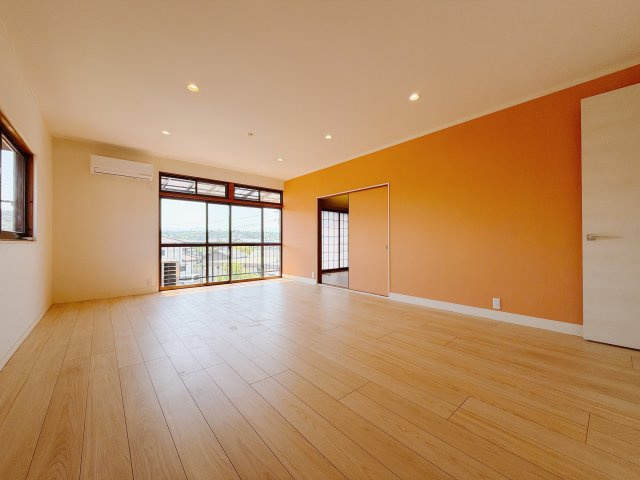 【中古戸建】安中市安中4丁目の寝室|■主寝室｜ダブルベッドを置いても充分な広さを2Ｆのお部屋に設けております。お子様と家族みんなで寝るのも夢じゃありません♪窓からは光が差し込むので日中でも明るいお部屋です。