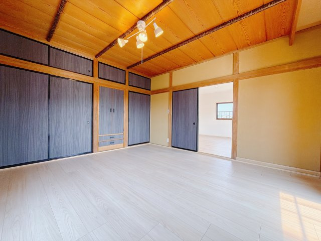 【中古戸建】安中市安中4丁目の洋室|■2階洋室｜ナチュラルカラーの床です。模様替えなどとても楽しく工夫できます♪陽当たり、風通しもとても良いので毎日快適な生活スタートです！子供部屋にも良いですね♪