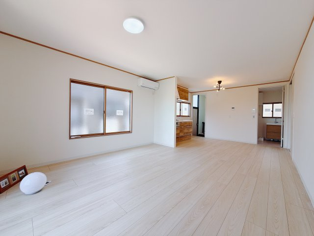 【中古戸建】安中市安中4丁目の居間・リビング|■リビング｜家族でゆったりくつろげる、居心地の良いリビング♪賃貸と違って、テレビや音楽の音を気にしなくて良いことが嬉しいですね(*＾＾*)