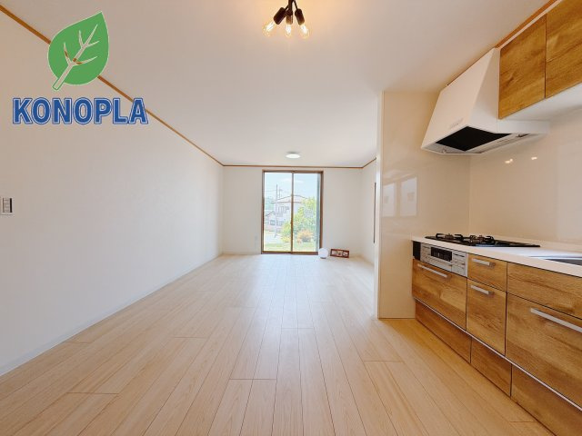 【中古戸建】安中市安中4丁目の居間・リビング|■リビング｜大きい窓からあたたかいたっぷりの光が入ります♪開放的な空間で毎日をもっと快適に(*＾＾*)