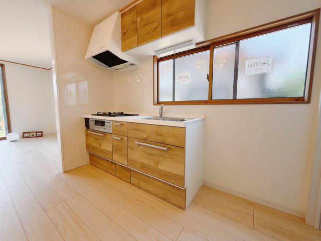 【中古戸建】安中市安中4丁目のキッチン|■キッチン｜ワークトップの幅が広く、お子様といっしょにお料理をつくったり、ちょっとしたパーティーも楽しめます。フラットなのでお掃除がしやすいのもポイントです♪