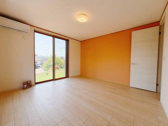 【中古戸建】安中市安中4丁目の洋室|■1階洋室｜大きな窓がついているので、日中はぽかぽか陽光差し込む空間です♪