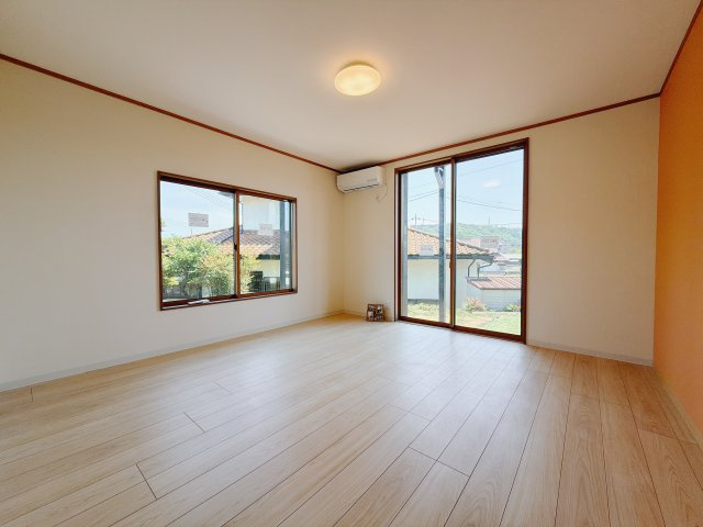 【中古戸建】安中市安中4丁目の洋室|■1階洋室｜2面採光で明るい1階の洋室。フローリングなので、お掃除がしやすいです♪大きな収納もあって嬉しい！