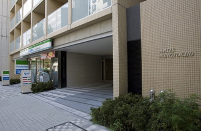 中央区日本橋人形町３丁目の賃貸マンションのエントランス