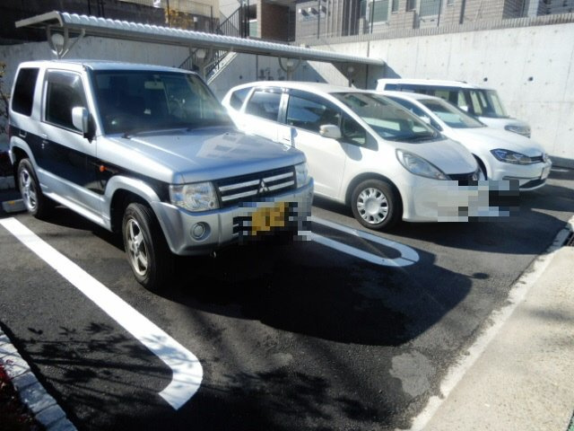 イーストブルー六番館の駐車場