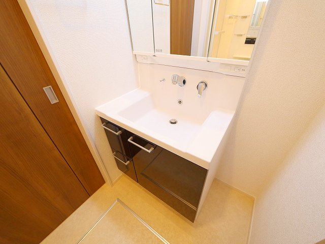 レジデンス　マドカの洗面所|忙しい朝には欠かせない洗面所です