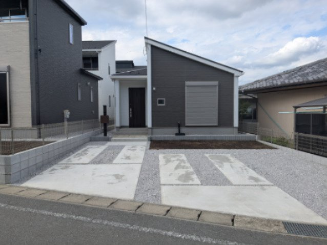 GRAFARE高崎市石原町3期の駐車場|ゆとりある駐車スペースと植栽が映える上質な平屋建て住まいです。