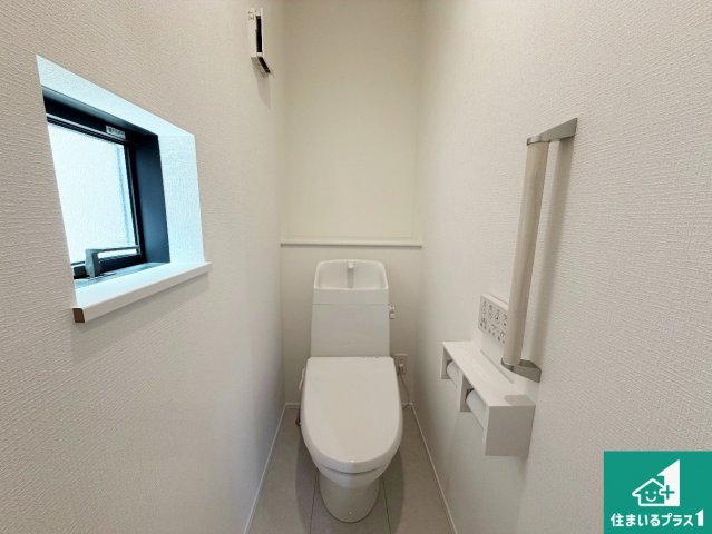 池田市荘園　新築一戸建てのトイレ|1・2階の2ヶ所にあるので、朝の忙しい時間の順番待ちもなく、深夜の利用にも大変便利です。