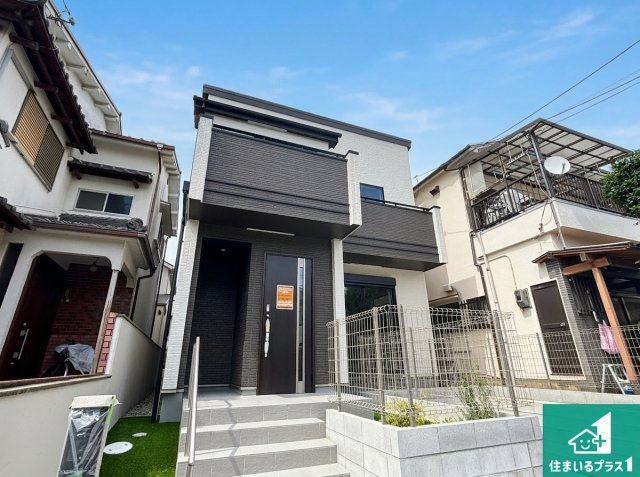 池田市荘園　新築一戸建ての前面道路含む現地写真|周辺は閑静な住宅街！前面道路広々で車の出し入れも便利です。駐車が苦手な方でも安心して車庫入れできます！