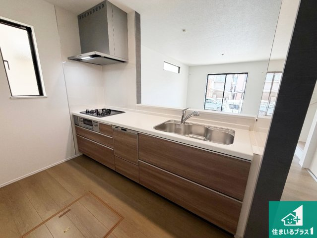 池田市荘園　新築一戸建てのキッチン|リビングと統一感があり、使い勝手のいいキッチン。広々としているので、二人並んで作業が出来ちゃいます。お子様と一緒に色々なお料理に挑戦できるスペースがあります。