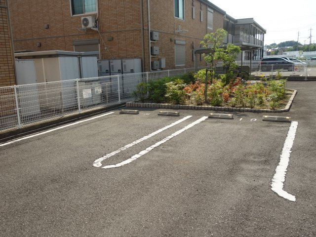 イーストブルーの駐車場