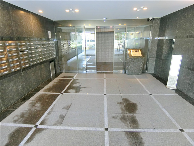 ルーブル東蒲田伍番館のエントランス