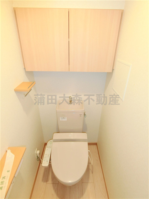 ルーブル東蒲田伍番館のトイレ|棚収納と温水洗浄便座付トイレ