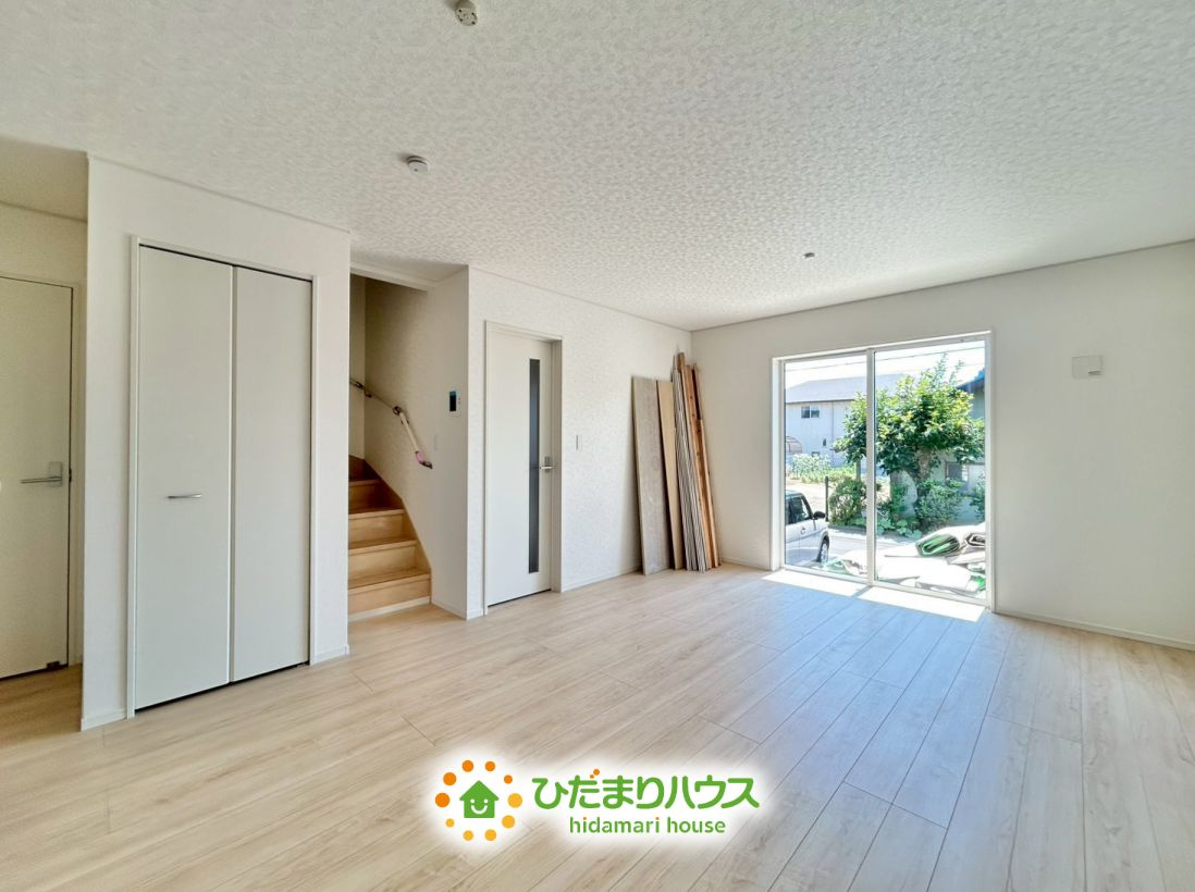 白岡市篠津第7　新築一戸建て　クレイドルガーデンの居間・リビング|リビングイン階段なので、ご家族と顔を合わせる機会が増えますね♪