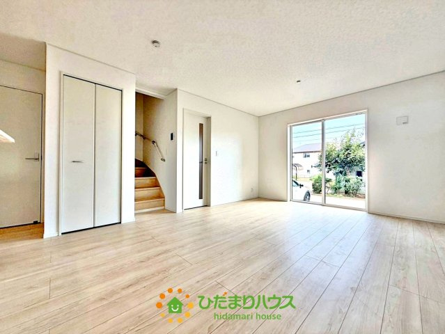 白岡市篠津第7　新築一戸建て　クレイドルガーデンの居間・リビング|リビングイン階段なので、ご家族と顔を合わせる機会が増えますね♪