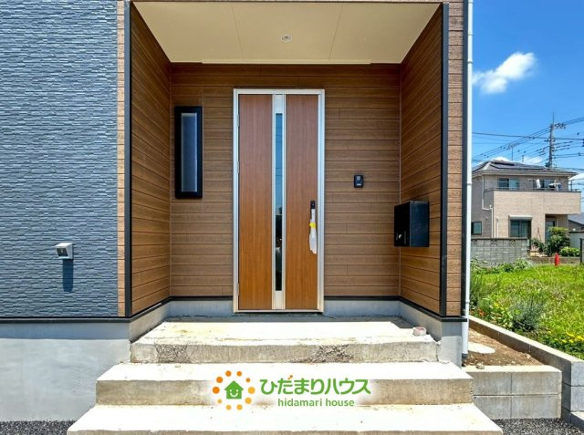 白岡市篠津第7　新築一戸建て　クレイドルガーデンの玄関|玄関ポーチの幅にゆとりがあるので、雨の日でも濡れずに傘の開閉が出来ちゃいます！