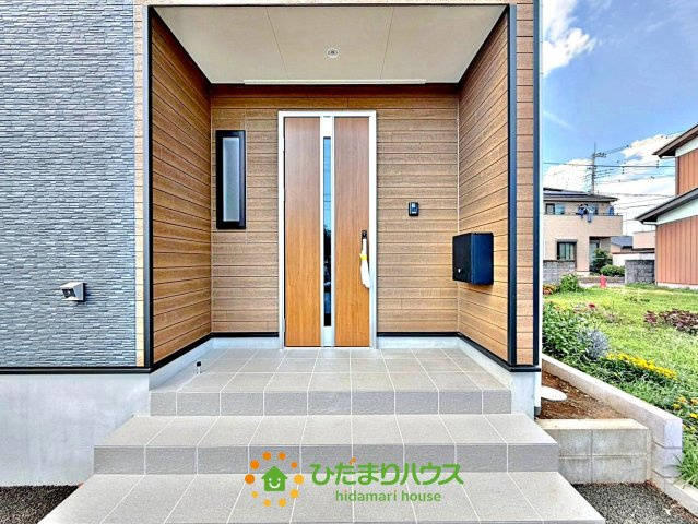 白岡市篠津第7　新築一戸建て　クレイドルガーデンの玄関|玄関ポーチの幅にゆとりがあるので、雨の日でも濡れずに傘の開閉が出来ちゃいます！