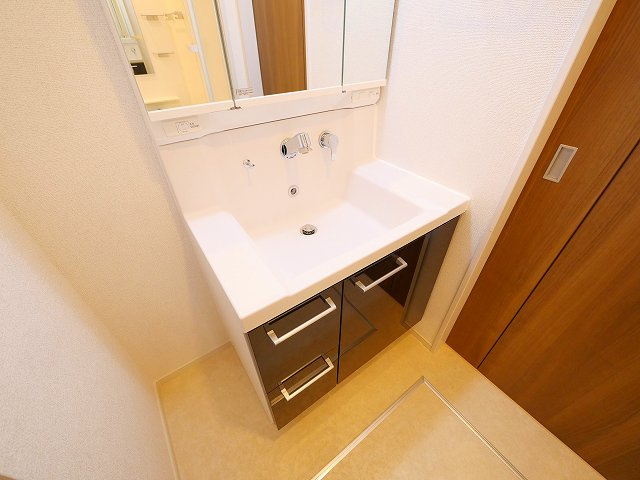 レジデンス　マドカの洗面所|忙しい朝には欠かせない洗面所です