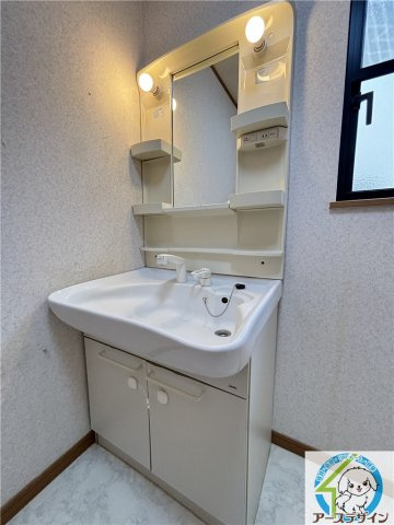 大久保町西島戸建の洗面所