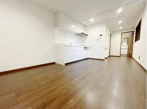 戸建 西東京市保谷町１丁目の居間・リビング|陽光がたっぷり差し込む明るいLDKは、家族みんなが自然と集まる心地よい空間。