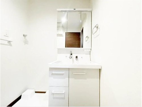戸建 西東京市保谷町１丁目の独立洗面台|忙しい朝の身支度もスムーズに行える、使いやすい設計です。