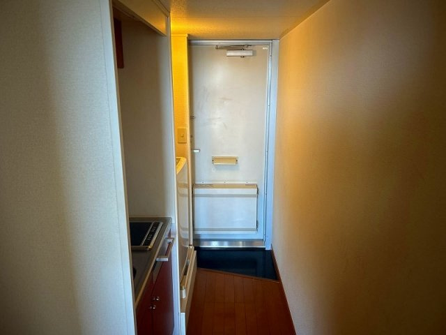 レオパレスウエストサイド白山の玄関