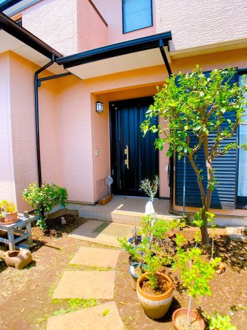 【玄関】 | ◇◆秦野市東田原 中古戸建◆◇ | 綺麗に手入れされた玄関アプローチ♪