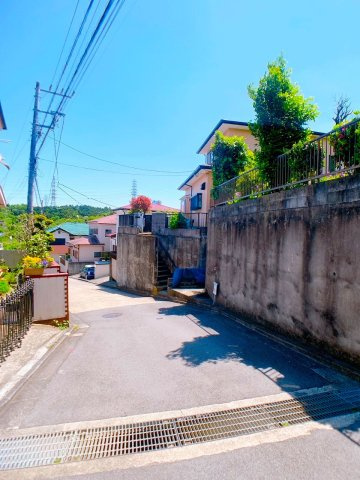 【前面道路含む現地写真】 | ◇◆秦野市東田原 中古戸建◆◇ | 緑と調和した閑静な住宅地が広がっています！