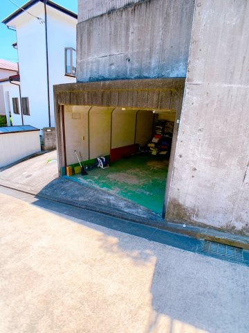 【駐車場】 | ◇◆秦野市東田原 中古戸建◆◇ | 雨や紫外線からお車を守る地下車庫付き！