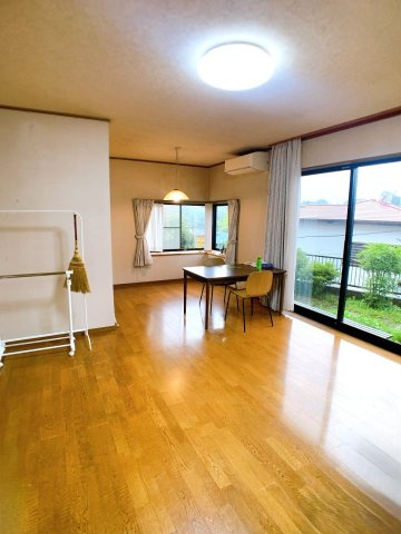 【居間・リビング】 | ◇◆秦野市東田原 中古戸建◆◇ | 大きな窓から柔らかな陽射しが射し込む約13.2帖のリビングダイニング