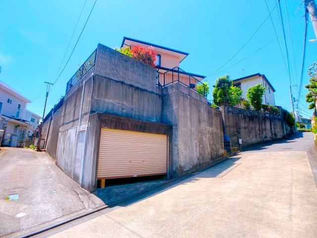 【前面道路含む現地写真】 | ◇◆秦野市東田原 中古戸建◆◇ | 前面道路との高低差で通行人の視線が届きづらいプライベートな住空間が広がる5LDK戸建住宅！