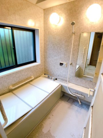 【浴室】 | ◇◆秦野市東田原 中古戸建◆◇ | 大きな窓が圧迫感を感じさせないバスルーム