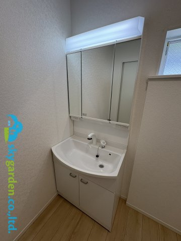 藤沢市城南第６（Ⅰ期）　新築戸建　全7棟７号棟の独立洗面台|三面鏡付き洗面化粧台