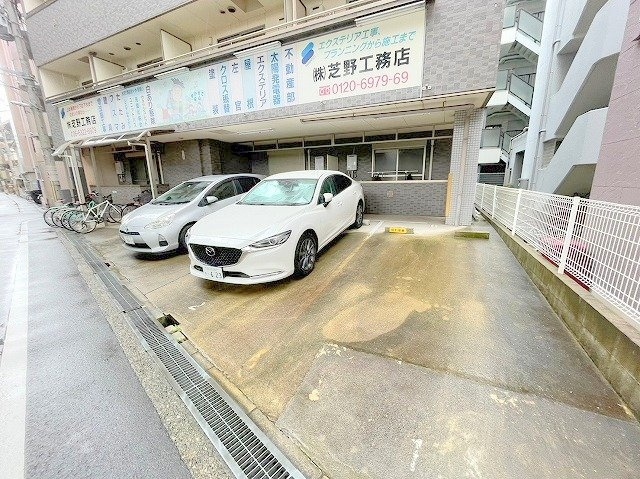下新庄二番館の駐車場