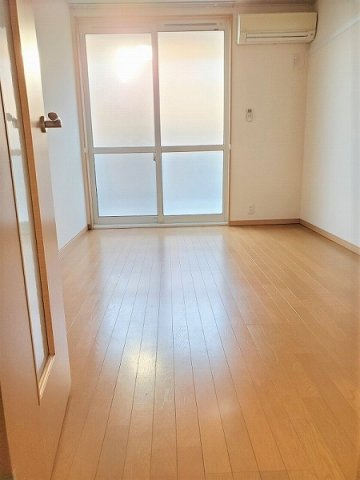 レオパレスブロッサムの居間・リビング
