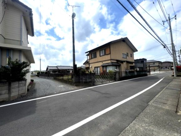 前橋市上新田町　土地の前面道路含む現地写真|接面道路　北側公道　幅員約5.7ｍ　間口約2.6ｍ