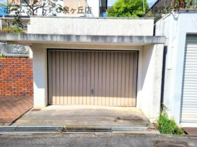 【駐車場】 | 堺市南区槇塚台戸建 | シャッター付きガレージ 高さ：約165cm 奥行き:約500cm 幅：約270cm