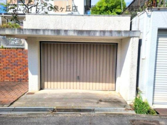 【駐車場】 | 堺市南区槇塚台戸建 | シャッター付きガレージ 高さ：約165cm 奥行き:約500cm 幅：約270cm