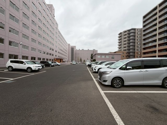 スカイハイツ麻生4号棟の駐車場