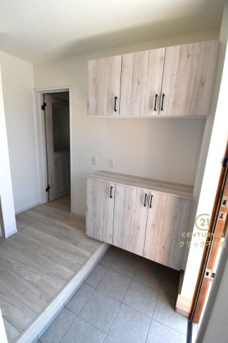 TERRACE　日立市諏訪町　1期 　1の玄関|たっぷり収納できるシューズボックスで玄関もスッキリ！扉の中は可動棚ですので、靴に合わせて高さを自由に変えることができます。（写真は完成イメージ）