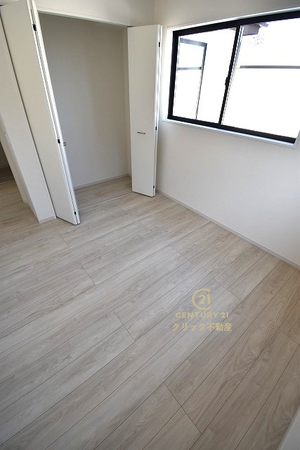TERRACE　日立市諏訪町　1期 　2の洋室|フローリングなので重い家具も置けます。カーテンと家具を揃えるなどして、お好みのインテリアを楽しむことができます。