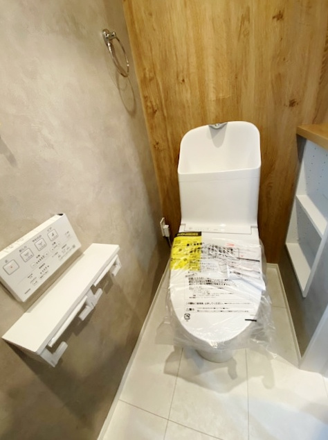 西東京市南町3丁目 限定1棟のトイレ|アクセントクロスを施したお洒落なトイレ
小窓を設け明るく衛生的です