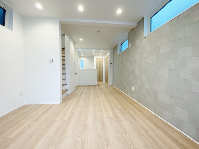 西東京市南町3丁目 限定1棟の居間・リビング|14.4帖のLDＫ
アクセントクロスを施し空間を華やかに演出しています
三面開口お明るく快適な家族団らんスペースです